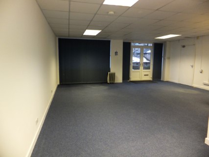 Retail unit / office to let in central Buxton